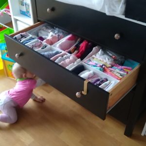 Bild Babybekleidung sortiert in einer Schublade in Boxen