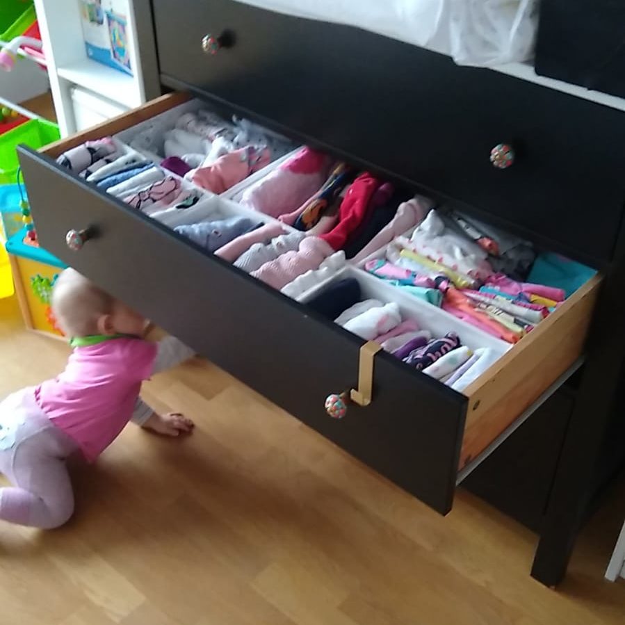 Bild Babybekleidung sortiert in einer Schublade in Boxen Bild Babybekleidung sortiert in einer Schublade in Boxen