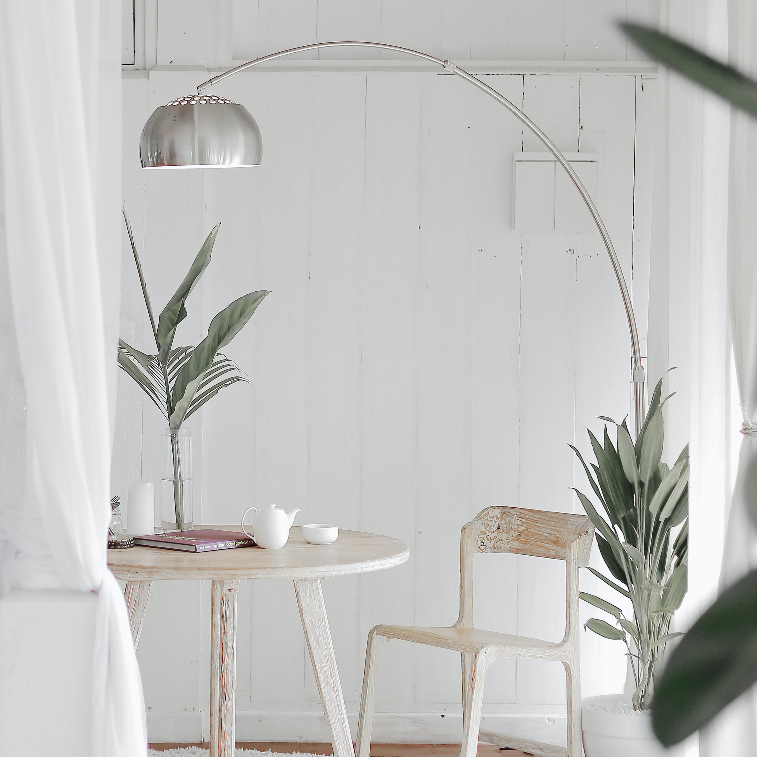 Bogenlampe an Stuhl und Tisch