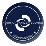 Rundes dunkelblaues Logo mit zwei weißen Symbolen, Text „YOUR ORGANIZER LOUNGE“ und „offizielles Mitglied“.